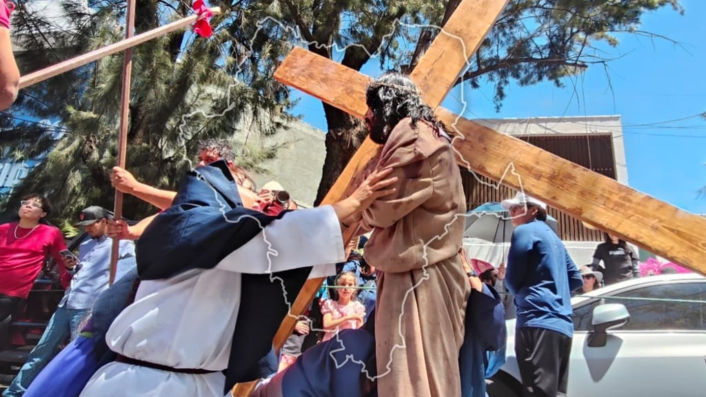 Viacrucis viviente en templo de Los Ángeles reúne a cientos de fieles bajo intenso calor