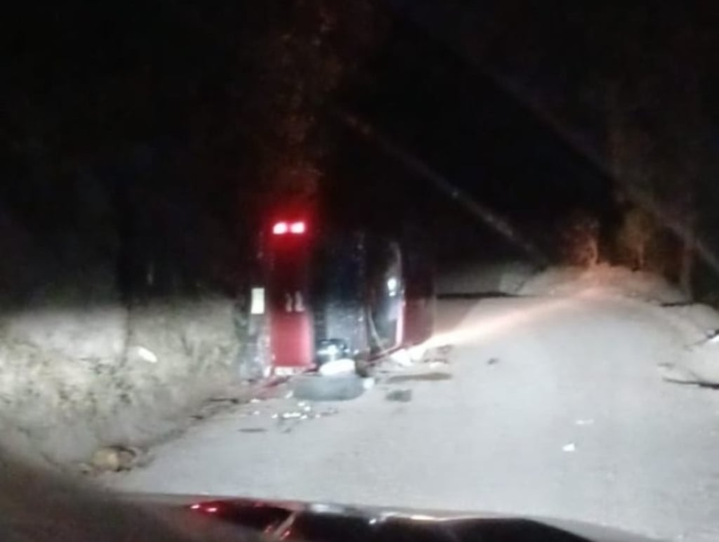 Hecho. Volcadura deja dos lesionados graves en Pueblo Nuevo.