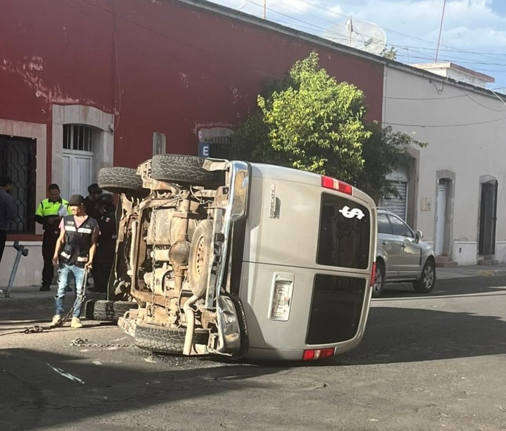 Accidente. Choque en un crucero del Centro deja una camioneta volcada y otro vehículo con severos daños; hubo lesionados de consideración.