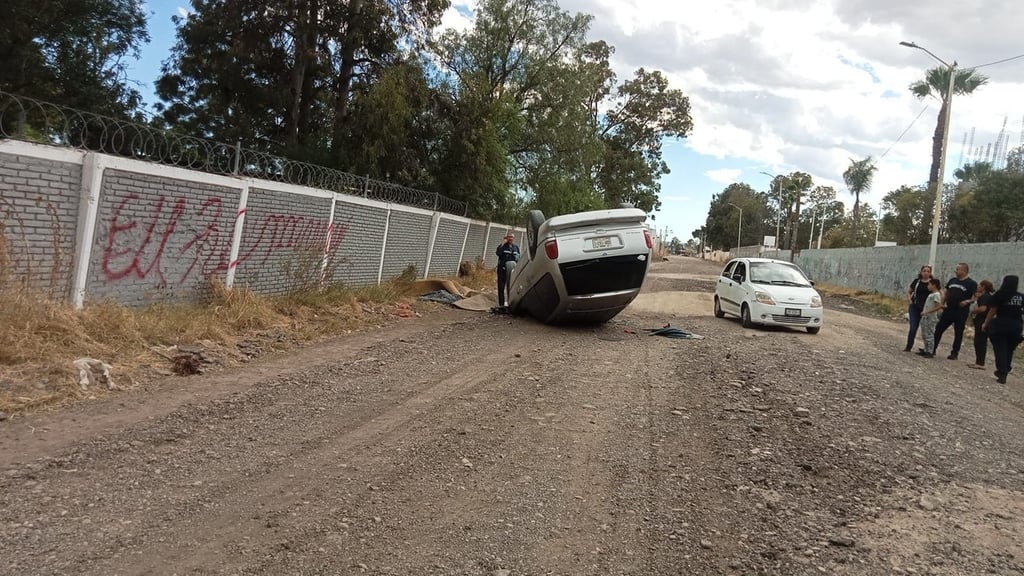 Caso. Falla mecánica provoca volcadura en Fidel Velázquez 2; la iba arreglar de la suspensión, pero también fallaron los frenos,
