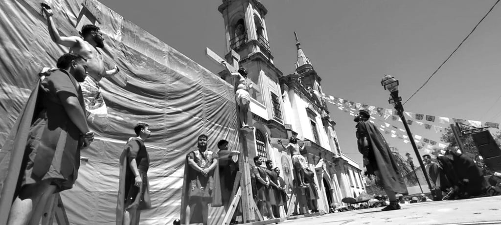 Escenario. La entrada principal del parque formó parte del escenario de este Viacrucis, que cumplió 51 años.