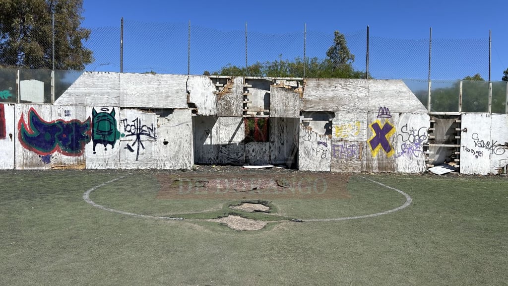 Así se ve hoy por hoy la cancha de futbol 7 de la Unidad Deportiva 450