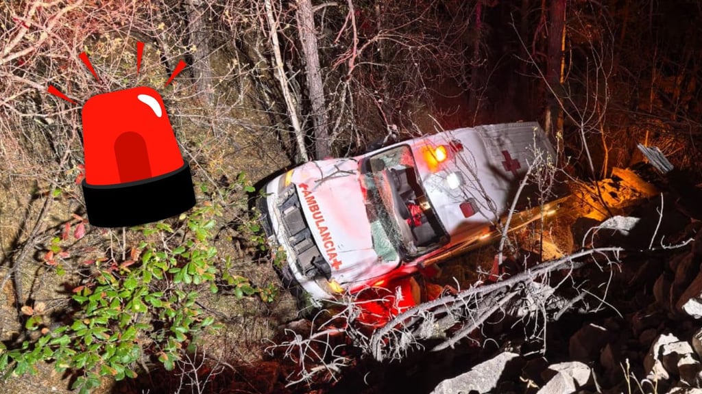 Ambulancia de Cruz Roja cae a barranco en carretera de Santiago Papasquiaro