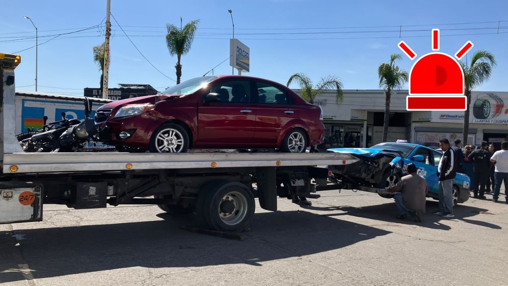 Carro, motocicleta y taxi chocan en la colonia Luis Echeverría