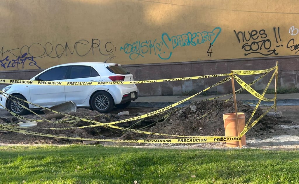 Reparación de tubería en bulevar Dolores del Río deja poco espacio para pasar