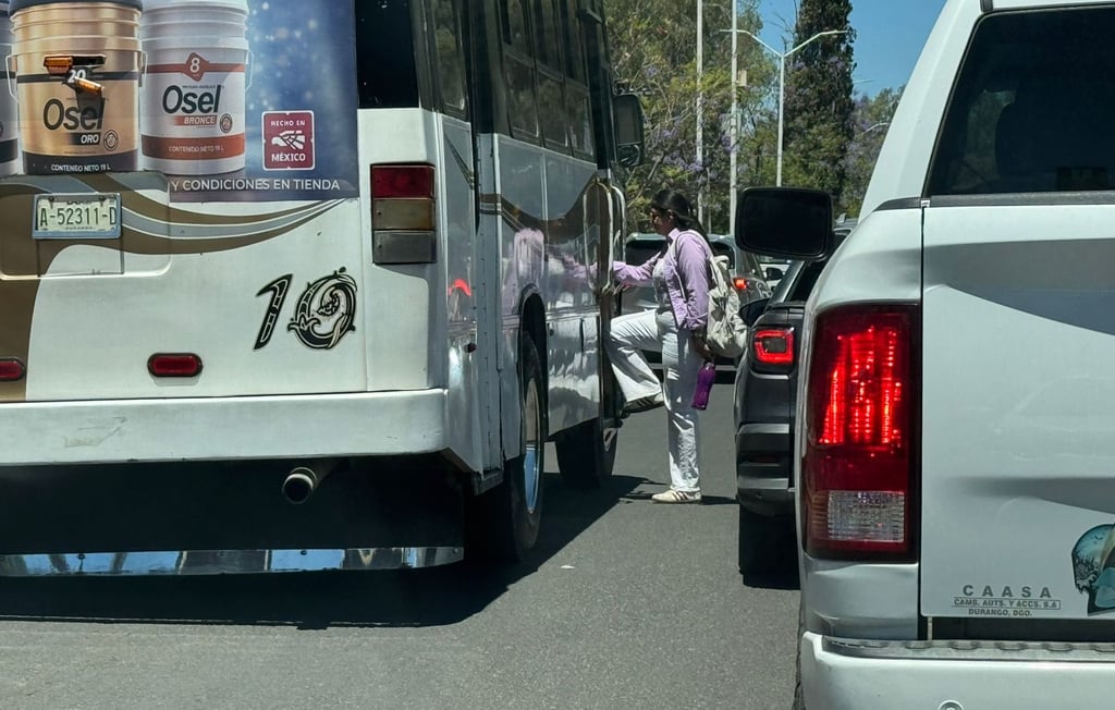 Camiones siguen subiendo pasaje en lugares indebidos