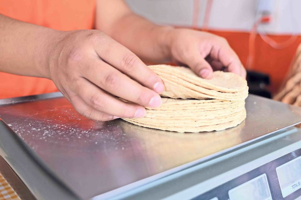 Economía. La tortilla es alimento fundamental en la dieta de la población mexicana y su consumo difícilmente puede sustituirse.