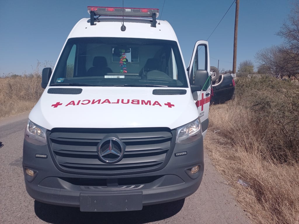 Accidente. Dos jóvenes resultaron lesionados tras una aparatosa volcadura en una carretera del municipio de Poanas.