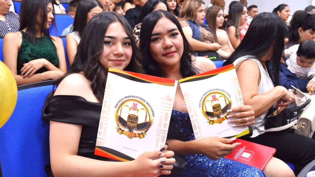 32 trabajadores de la Nocturna terminan su preparatoria