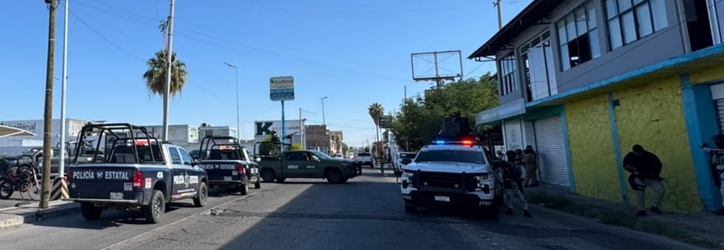 Detienen a hombre, aseguran camioneta, armas y radios tras persecución en Durango