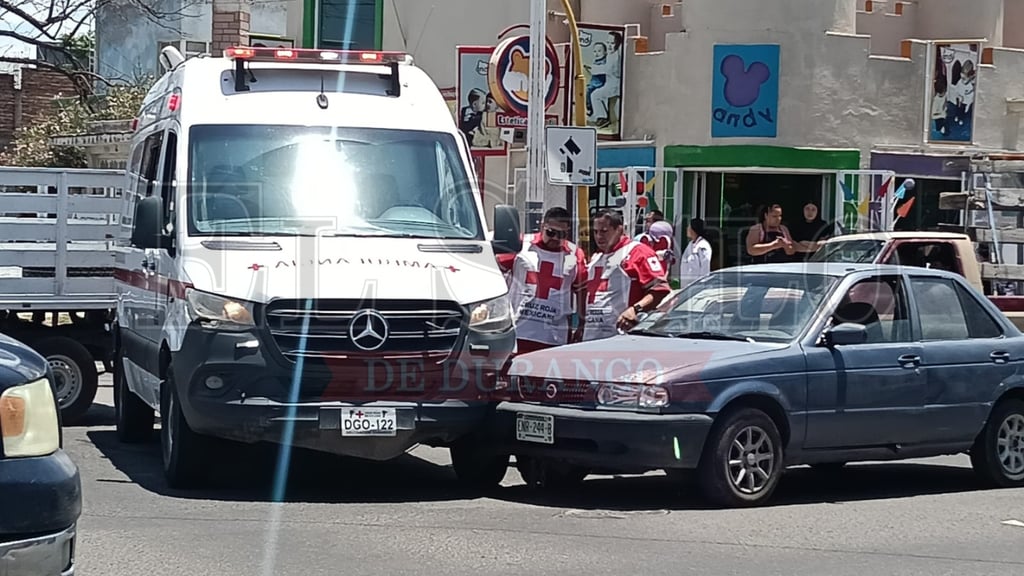 Tsuru choca contra ambulancia de Cruz Roja en la colonia Ciénega