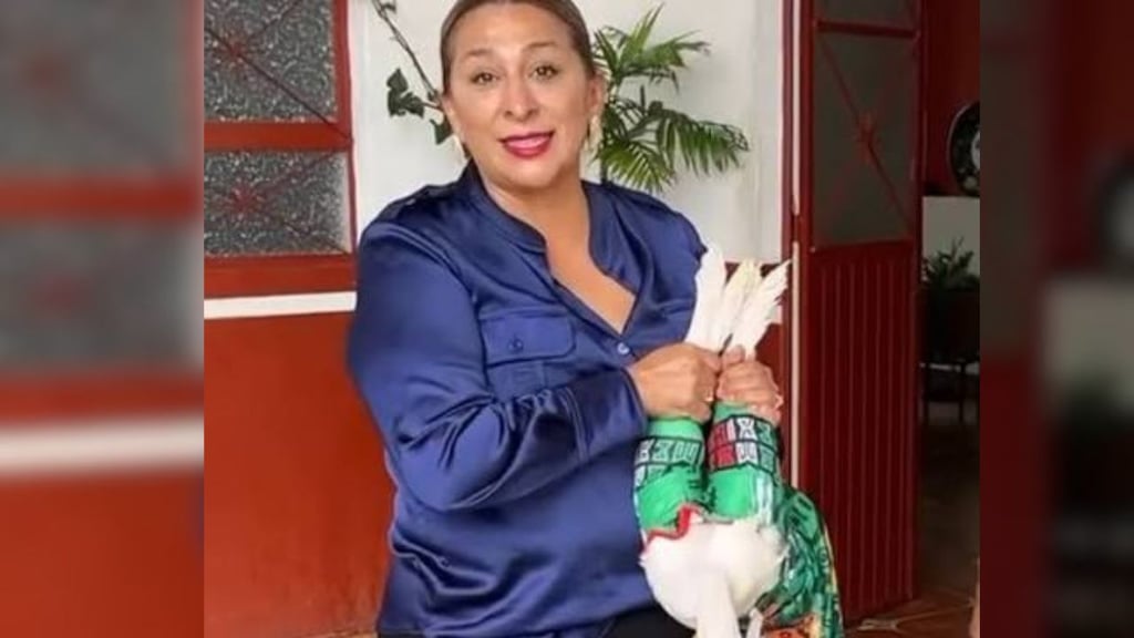 Alcaldesa es acusada de maltrato por tomar de las alas a un pato; presumía a la 'mascota mundialista'