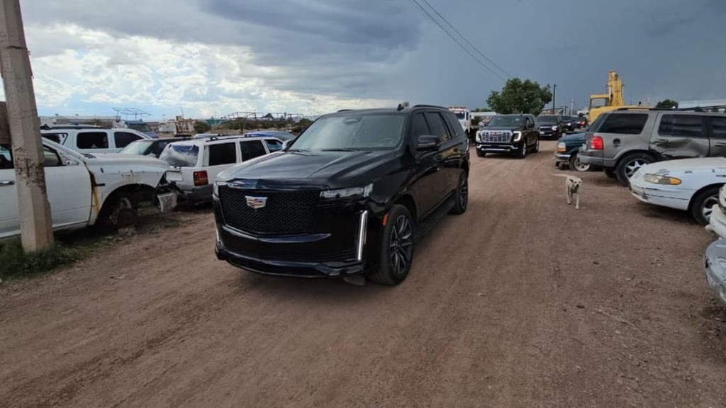 Federales aseguran vehículos de lujo en una hacienda de Durango
