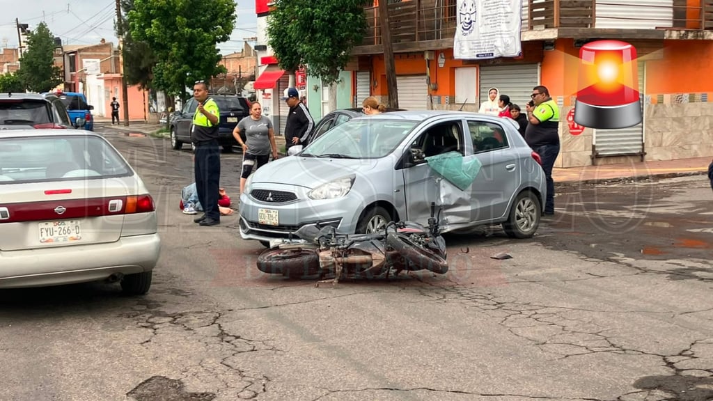 Joven motociclista resulta lesionado al chocar contra vehículo en bulevar Primo de Verdad