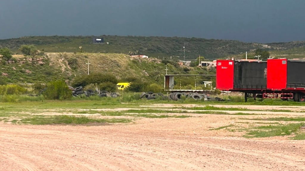 Vecinos denuncian acumulación de llantas cerca de rancho por salida a Mazatlán