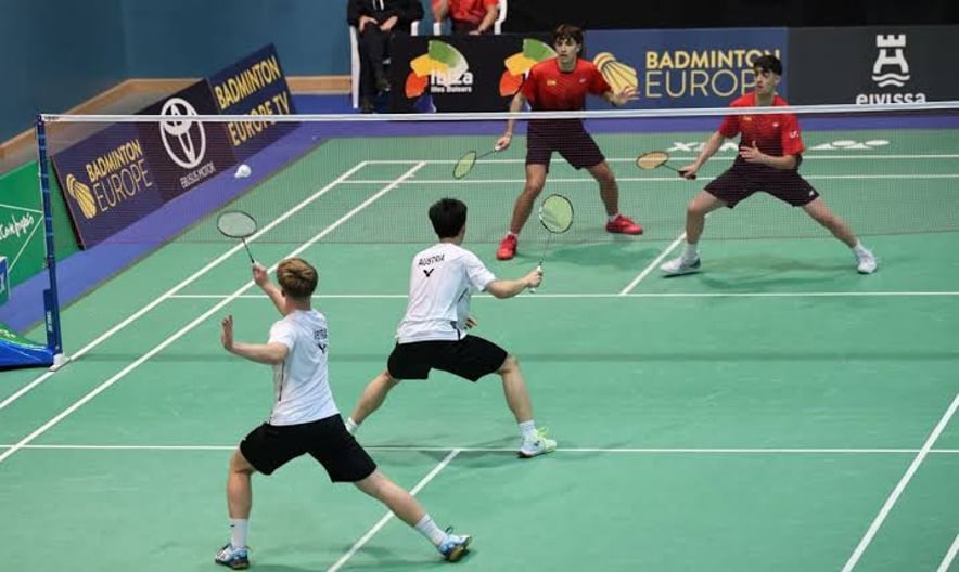 Cómo en bádminton las parejas de dobles reparten las zonas de la pista?