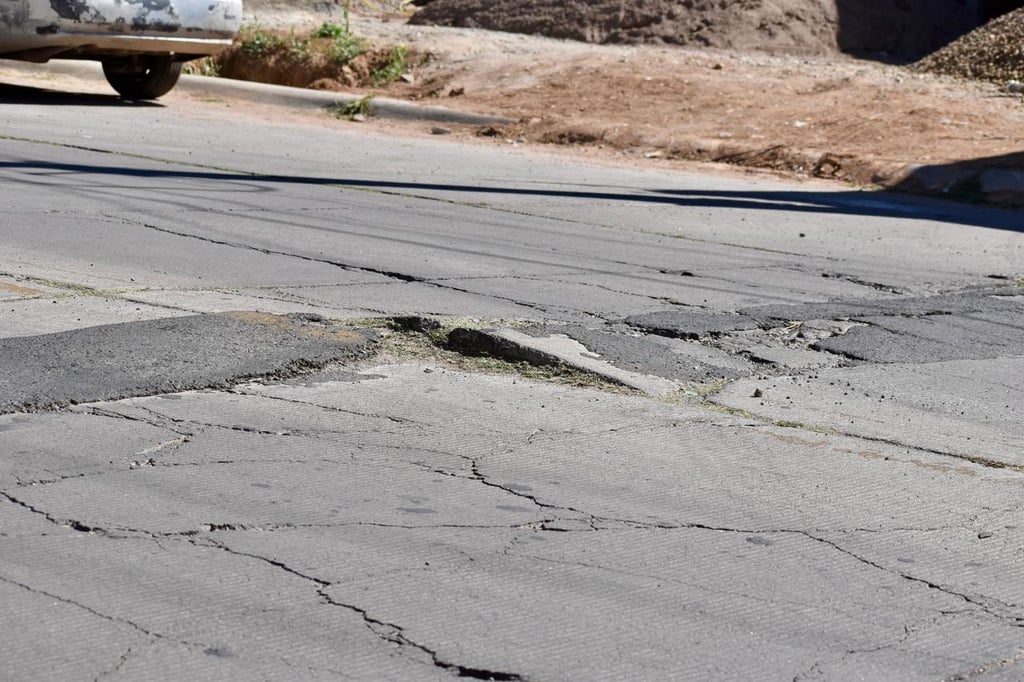 Años. En múltiples colonias, es normal que los vecinos ya conozcan qué tipo de daños hay en las calles y cómo evitarlos dada la falta de mantenimiento.

