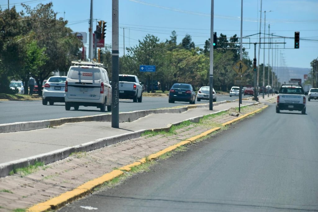 Olvido. En el caso de la ciclovía que se encuentra sobre el bulevar Francisco Villa, el deterioro es bastante notable.
