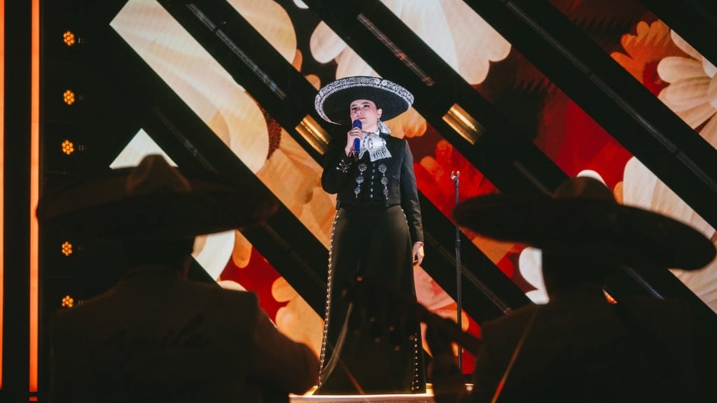 Camila Fernández convierte el desamor moderno en himno ranchero con 'No manches'