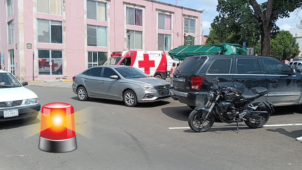 Motociclista derrapa al evitar arrollar a una joven en Zona Centro de la ciudad de Durango