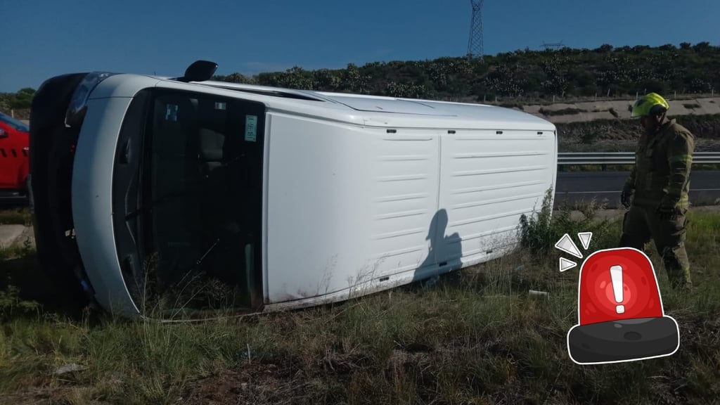 Camioneta de reparto de paquetería vuelca en el Periférico de Durango