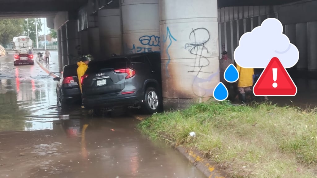 Corriente arrastra dos vehículos bajo el Puente Negro tras lluvia en Durango; cierran circulación