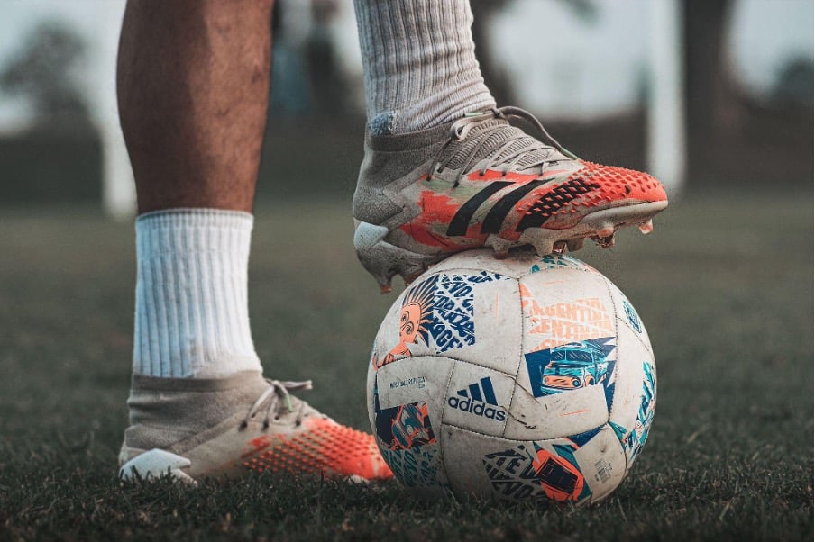 Cómo elegir taquetes de fútbol según la superficie de juego