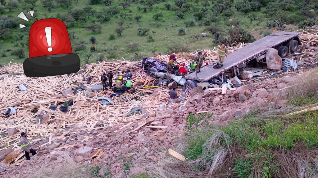 Tráiler maderero cae a barranco en la supercarretera; hay un muerto