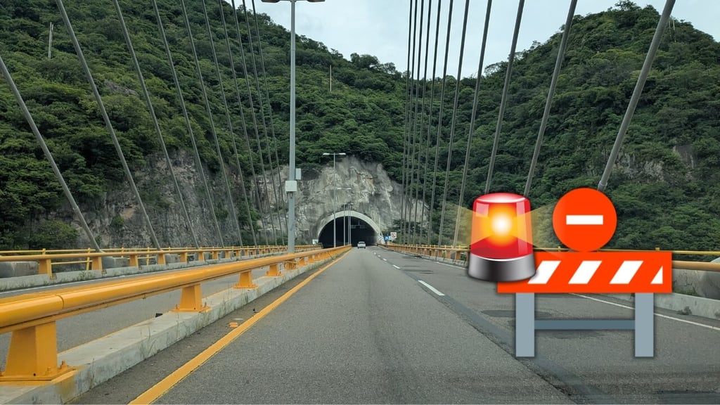 Cierran la Durango-Mazatlán por accidente con tractocamiones y vehículo; habría un fallecido