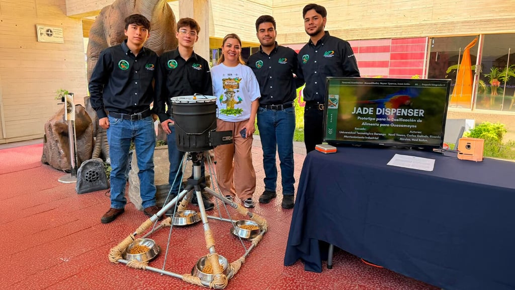 Estudiantes de Durango crean dispensador automático para aves