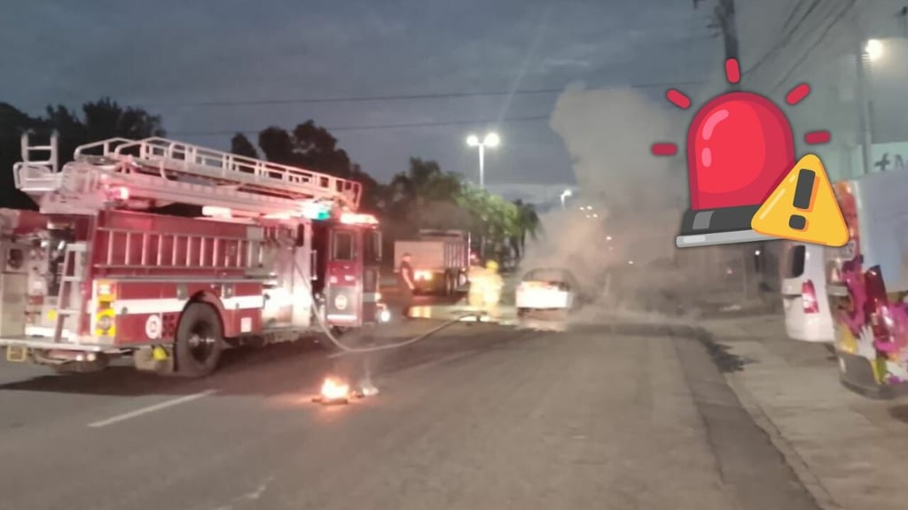 Auto termina incendiado mientras circulaba por Luis Donaldo Colosio; conductor sufrió quemaduras