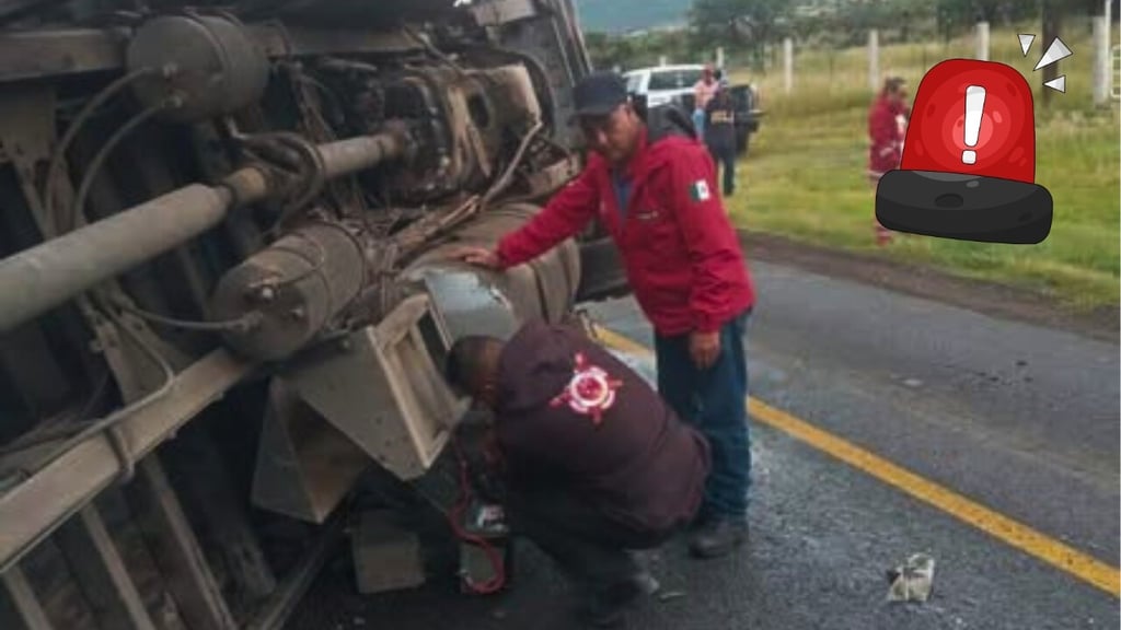 Vuelca camión cargado con chile en municipio de Canatlán; conductor resulta ileso