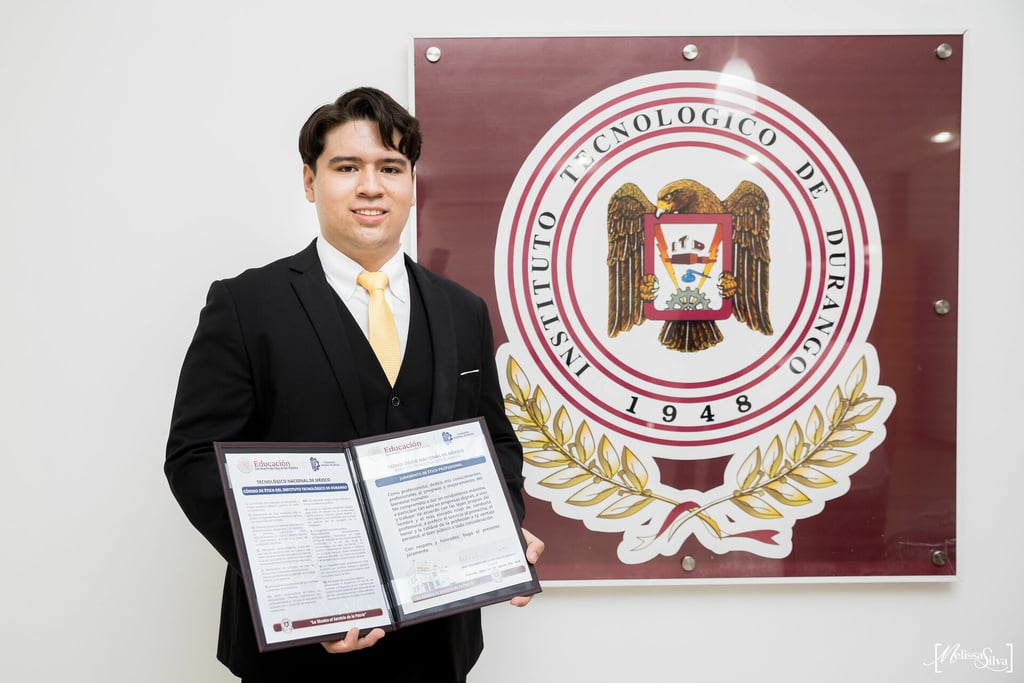 Eduardo de Jesús Salas Nájera se recibe como Ingeniero Mecánico con especialidad por el ITD