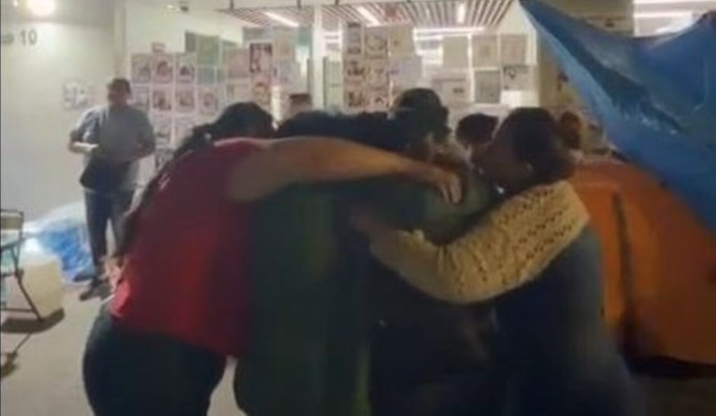 Presencia. Durante su estancia, supo que varias mujeres permanecían reunidas en un campamento para exigir atención a sus casos, por lo que decidió acudir y acompañarlas.