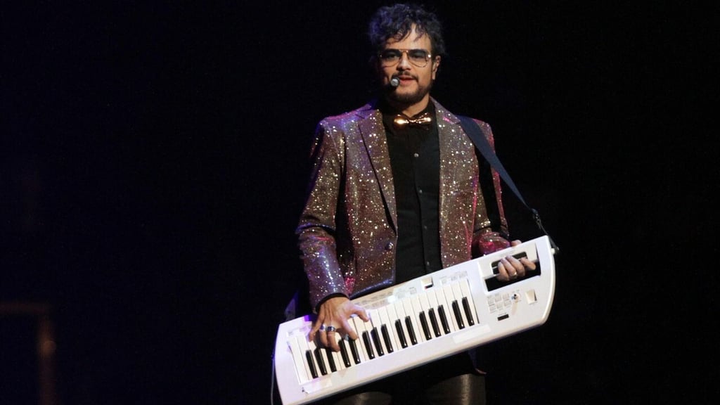 ¿No aguantó la presión? Aleks Syntek se va de México buscando 'salvación mental'