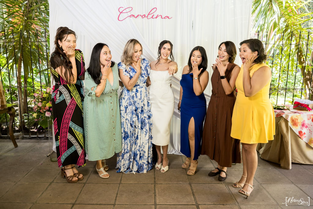 Indra Carolina Rodríguez Puentes (al centro) celebrando su despedida de soltera en compañía de familiares y amigas, quienes la llenaron de felicitaciones y buenos deseos. (Foto: Melissa Silva)