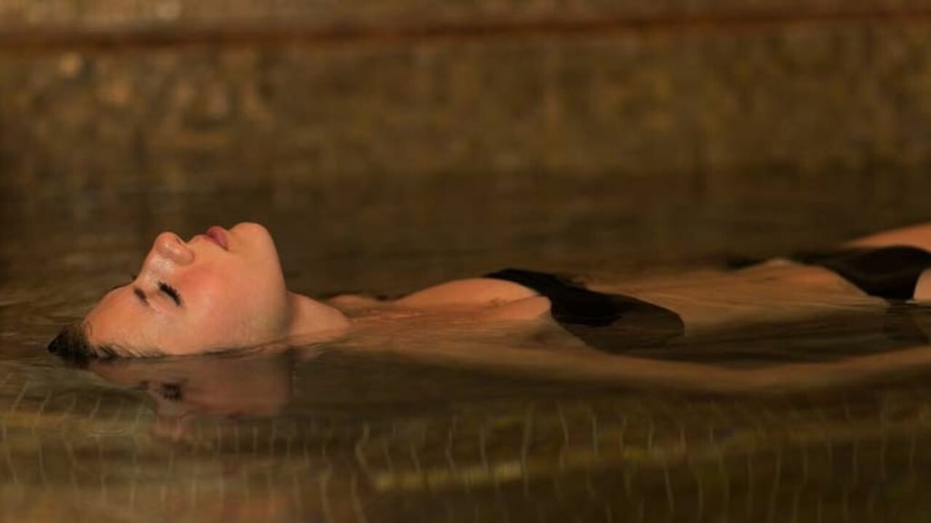 ¿Qué es la meditación acuática y cómo funciona el nuevo ritual wellness?