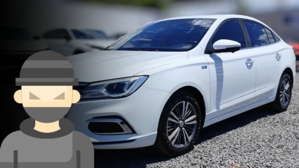 Roban automóvil de reciente modelo en la Lucio Cabañas