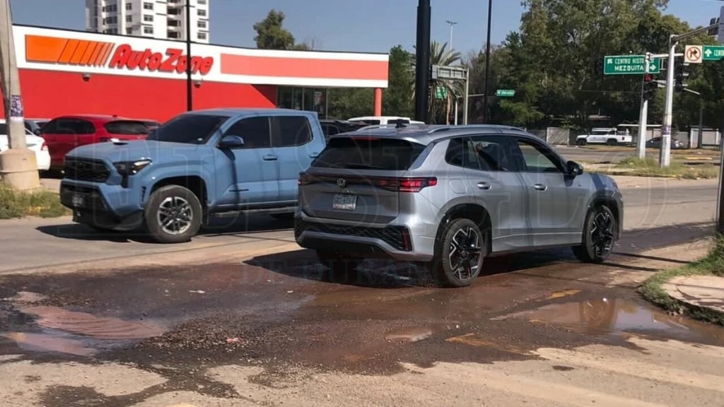 Denuncian reparación deficiente de fuga de agua en Camino Real