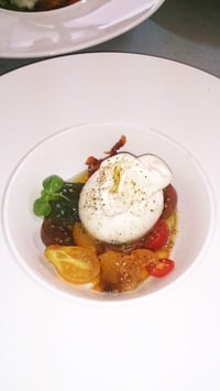 Burrata con mix de cherrys y aceite de albahaca