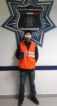 Arrebata el celular a peatón