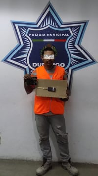 Con arma asalta a viejita