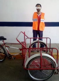 Roba triciclo a una doñita