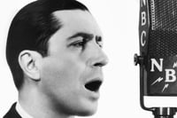 1890: Nacimiento de Carlos Gardel, afamado cantante, compositor y actor de cine