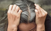 ¿Cuáles son los mejores colores de tinte para cubrir las canas?