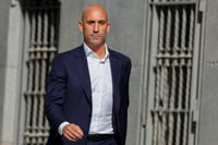 Según reporte del Comité Disciplinario de la FIFA, Luis Rubiales besó a otra jugadora