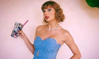 Taylor Swift celebra su cumpleaños en minivestido negro de impacto