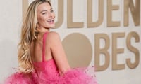Margot Robbie deslumbra en los Golden Globes con vestido rosa Barbie