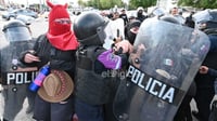 'Encontronazo' entre policías y mujeres en marcha 8M de Gómez Palacio