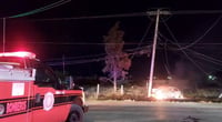 Vehículo se incendia tras impacta con poste en carretera a Mezquital